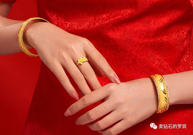 賣衣服銷售技巧和話術(shù)導(dǎo)購(gòu)員銷售技巧培訓(xùn)，導(dǎo)購(gòu)員銷售技巧和話術(shù)？