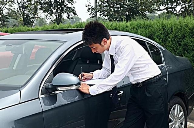 買(mǎi)車(chē)女銷(xiāo)售要陪你一晚上怎么辦（賣(mài)車(chē)的銷(xiāo)售說(shuō)陪你睡）