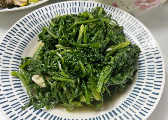 一個(gè)人吃晚飯的說說朋友圈傷感，一個(gè)人吃晚飯的說說朋友圈搞笑？