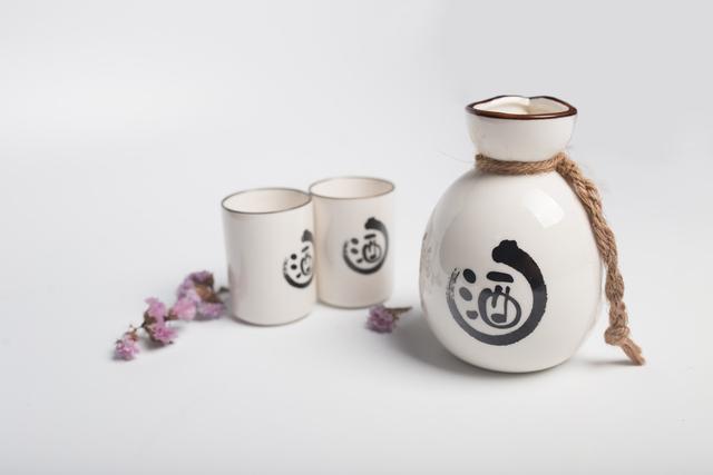 喝酒圖片大全真實(shí)照片，喝酒圖片大全真實(shí)照片_一個(gè)人？