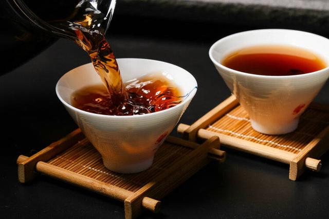 普洱茶經(jīng)期間能喝嗎（普洱生茶的保質(zhì)期一般是多久）