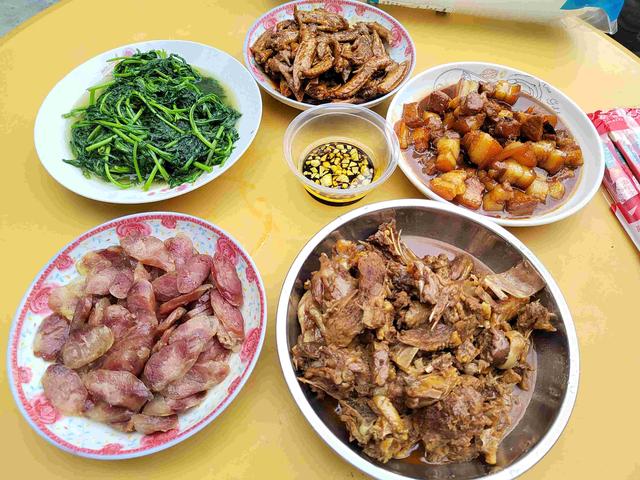 朋友家蹭飯的朋友圈句子怎么寫，朋友家蹭飯的說(shuō)說(shuō)？