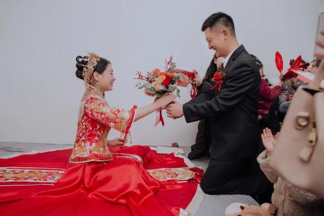 結(jié)婚2年紀(jì)念日的唯美句子發(fā)朋友圈，結(jié)婚兩周年紀(jì)念日朋友圈說(shuō)說(shuō)圖片？