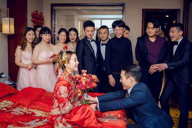 伴娘堵門(mén)怎么要紅包（伴娘紅包和堵門(mén)紅包一樣嗎）