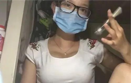 深夜路邊直播的女網(wǎng)紅，沒(méi)有才藝沒(méi)有互動(dòng)，為什么還那么多人觀看
