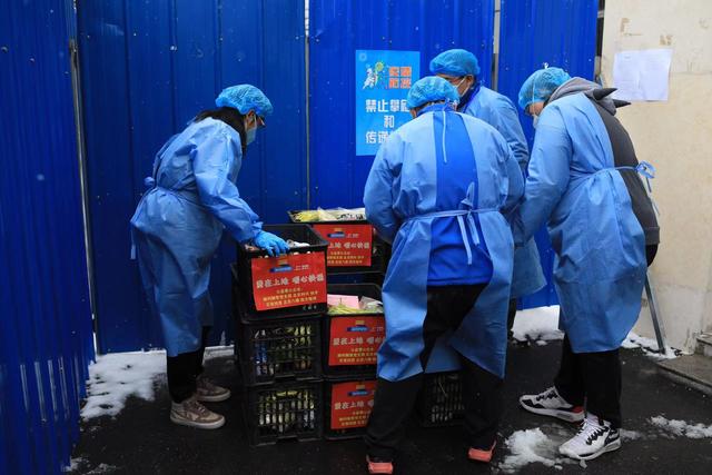 企業(yè)參與博雅西園防疫保障，不到一天籌措“抗疫暖心包”200份