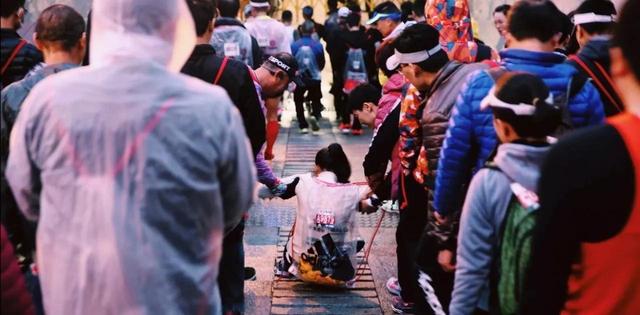 形容跑步的句子優(yōu)美發(fā)朋友圈，跑步幽默句子跑步發(fā)朋友圈心情短語？