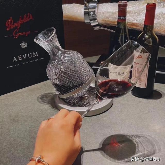 適合發(fā)朋友圈酒杯照片，喝酒發(fā)朋友圈的配圖_酒杯？