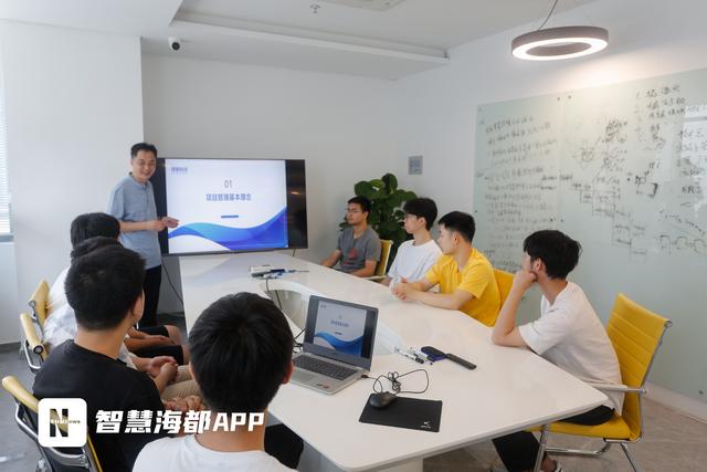 大學(xué)生創(chuàng)業(yè)成功案例人物ppt（大學(xué)生創(chuàng)業(yè)成功案例人物400字）