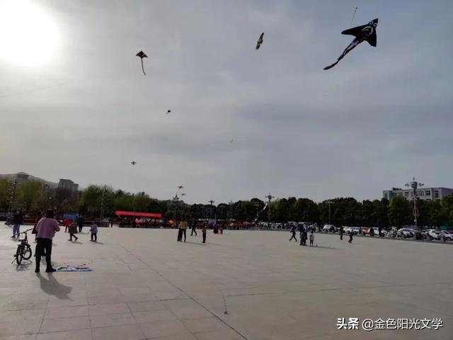 抖音上很火的自我介紹模板怎么做的視頻，抖音超火的自我介紹模板？