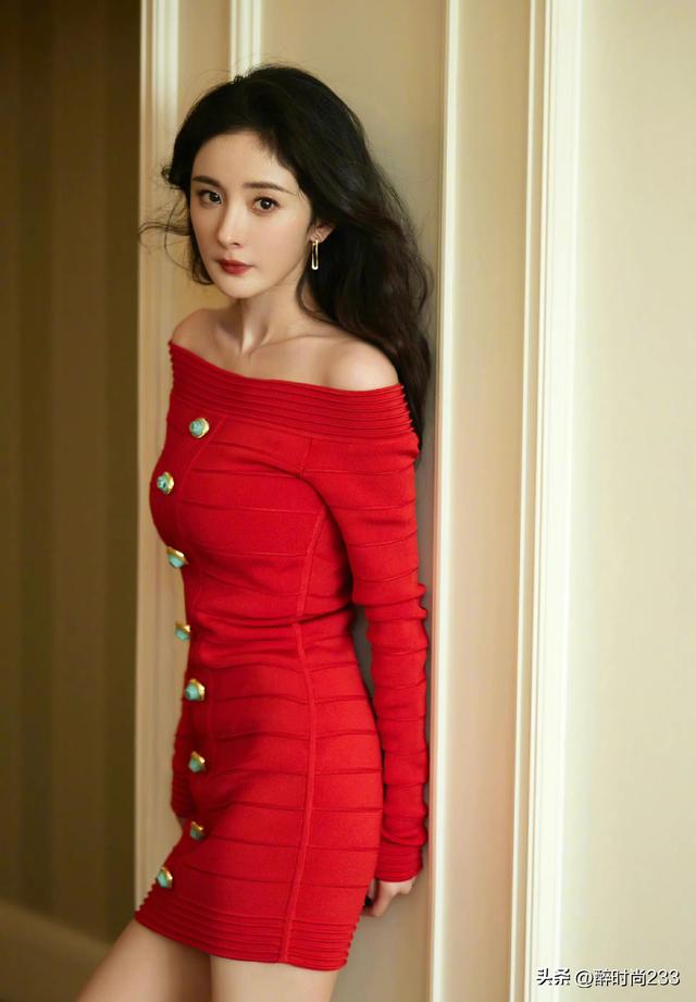 楊冪直播look好絕，一襲紅色緊身裙性感火辣，盡顯女性魅力
