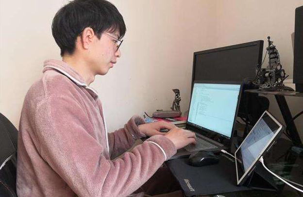 大學(xué)學(xué)校擺攤做什么生意好（在大學(xué)擺攤哪種生意好）