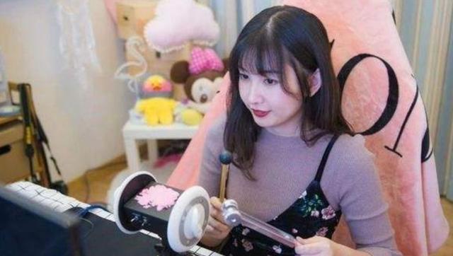 陪人家睡覺賺錢，靠睡覺賺錢？