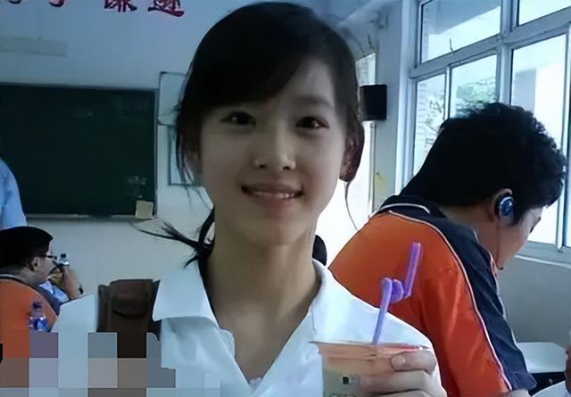 章澤天手拿奶茶，章澤天奶茶照片？