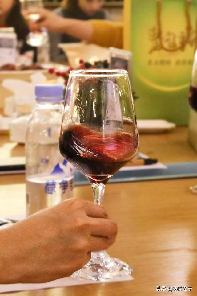 適合發(fā)朋友圈酒杯照片，喝酒發(fā)朋友圈的配圖_酒杯？