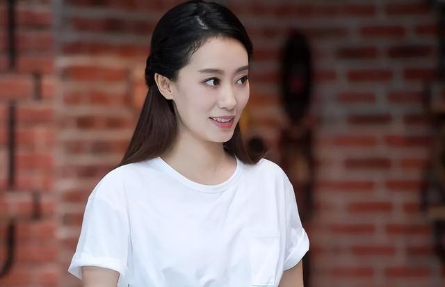 趙麗穎上臺(tái)不忘照顧張小斐，張小斐為什么簽約新公司