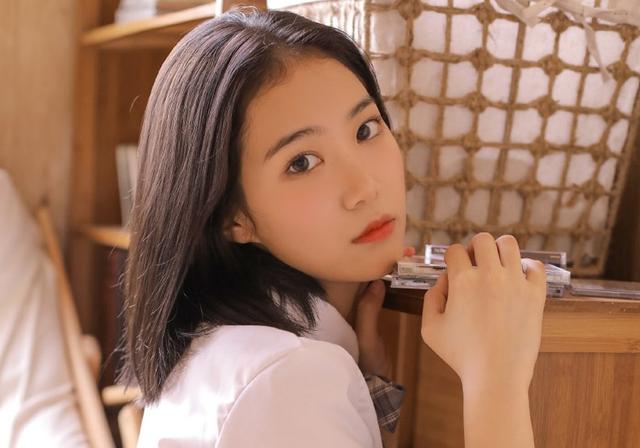 抖音贊美女人漂亮的句子求關(guān)注，抖音贊美女人漂亮的句子求關(guān)注怎么說(shuō)？