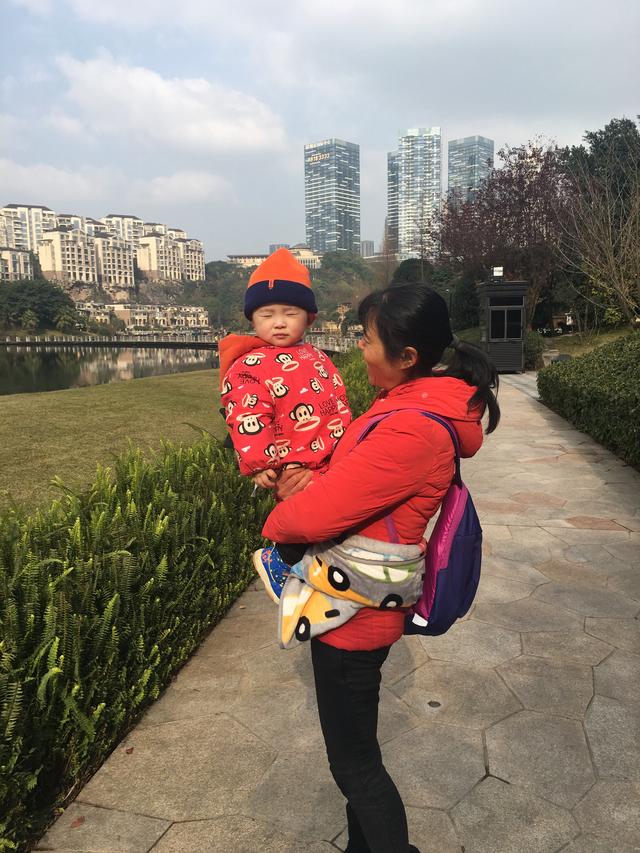 家庭主婦在家做什么賺錢又能帶孩子的說說怎么寫（在家?guī)薜募彝ブ鲖D怎么形容）