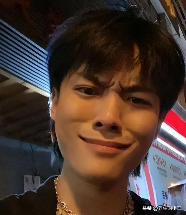 抖音搞笑博主男的說自己之前上學的故事，抖音搞笑博主男的玩套路？