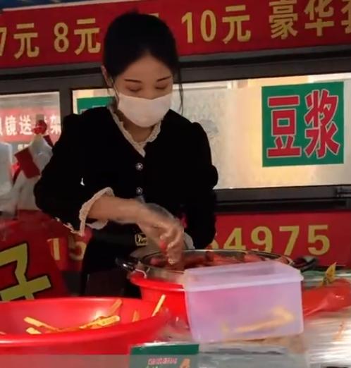 夜市擺地?cái)傎u什么最賺錢（女孩夜市賣什么掙錢）