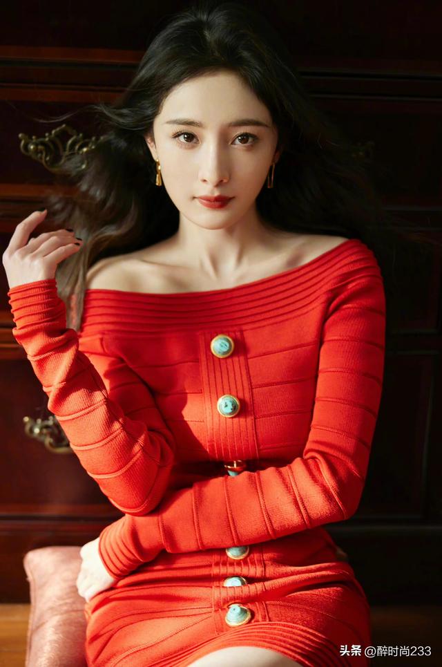楊冪直播look好絕，一襲紅色緊身裙性感火辣，盡顯女性魅力