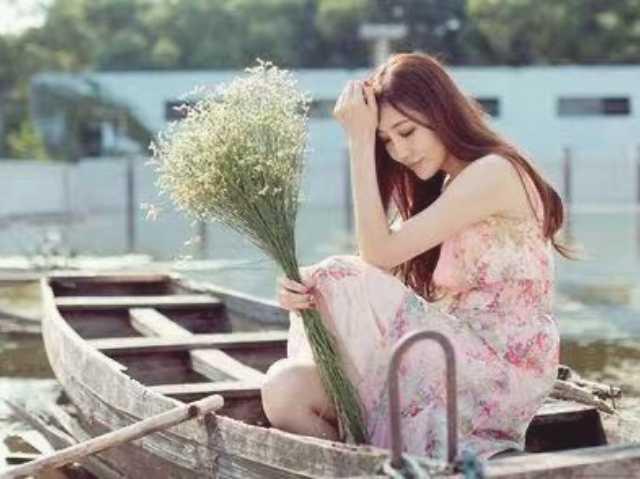女生在朋友圈曬禮物，朋友圈全是曬花、曬禮物？