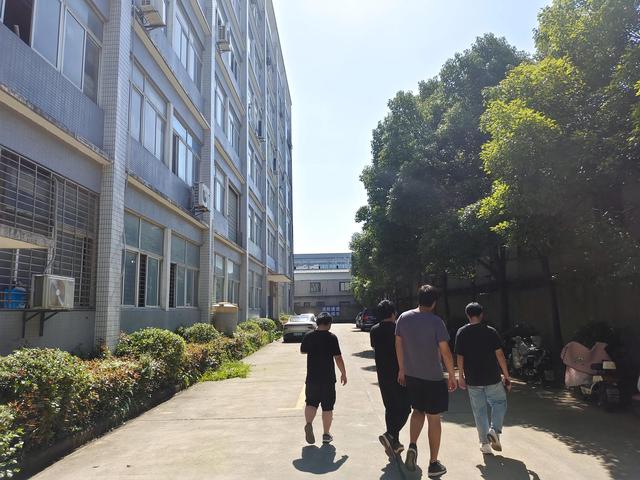 大學(xué)生創(chuàng)業(yè)計(jì)劃書摘要怎么寫300字，大學(xué)生創(chuàng)業(yè)計(jì)劃書摘要怎么寫300字報(bào)告？