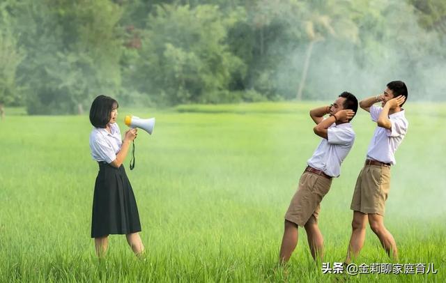 女兒在qq中親密聊天小說，偷看女兒的QQ聊天記錄被發(fā)現(xiàn),怎么和她交流