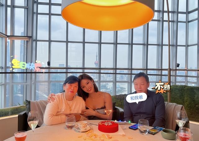 自己生日發(fā)朋友圈的圖片唯美句子，自己生日發(fā)朋友圈的圖片唯美搞笑？