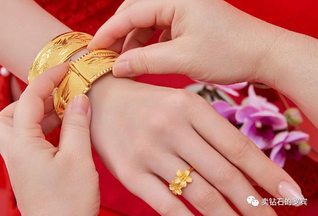 賣衣服銷售技巧和話術(shù)導(dǎo)購(gòu)員銷售技巧培訓(xùn)，導(dǎo)購(gòu)員銷售技巧和話術(shù)？