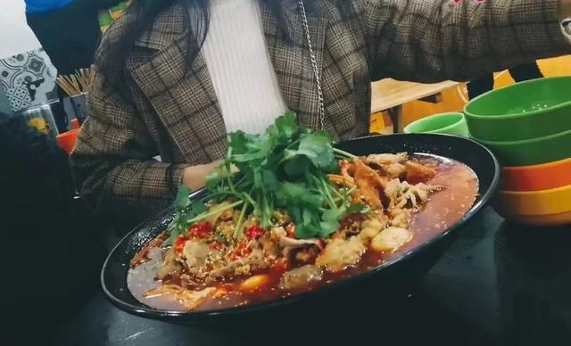 匡威舌頭總跑偏怎么系鞋帶（匡威舌頭總跑偏怎么解決辦法）