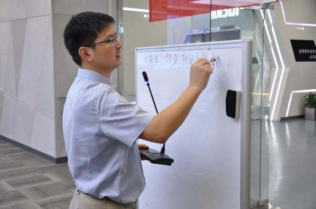 大學(xué)生創(chuàng)業(yè)畫(huà)布作業(yè)模板，大學(xué)生創(chuàng)業(yè)畫(huà)布作業(yè)模板知乎？