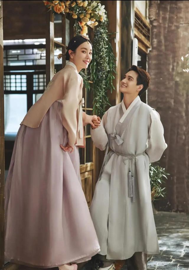 022領(lǐng)結(jié)婚證發(fā)朋友圈文案，證婚詞2022簡(jiǎn)短？"