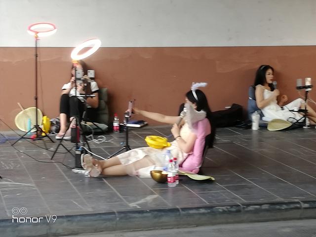 直播小姐姐，不容易蠻辛苦的