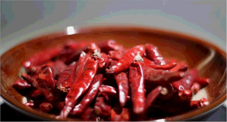 炒菜用的紅油是什么油（飯店里的紅油是什么油）