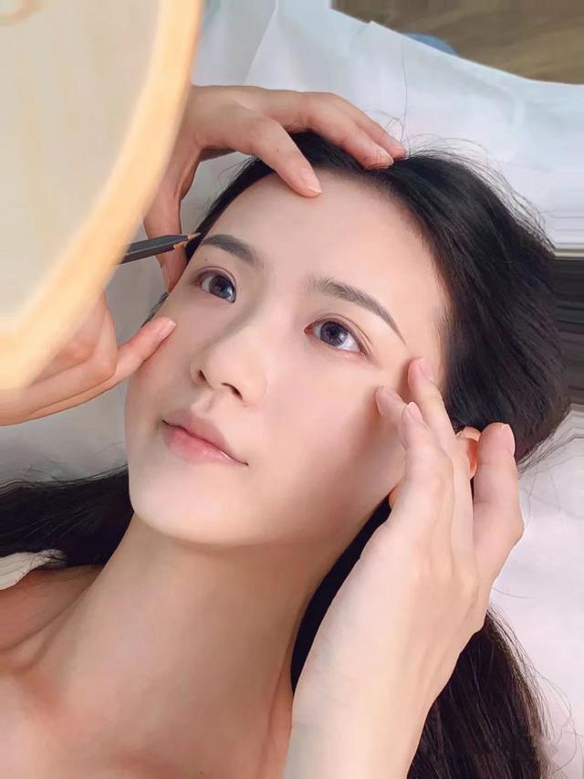 紋繡師發(fā)朋友圈贊美眉毛的句子，男士眉毛說(shuō)說(shuō)紋繡？