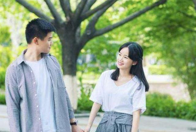 尷尬圖片發(fā)朋友圈文字怎么寫，發(fā)朋友圈尷尬的圖片？