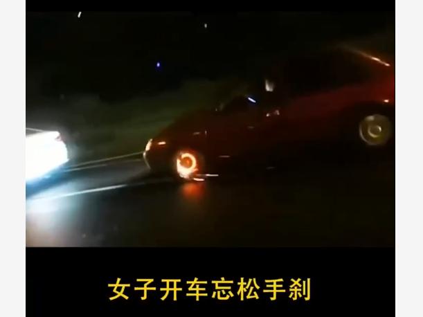 晚上開車小視頻10秒在車內，夜間自己開車的視頻？