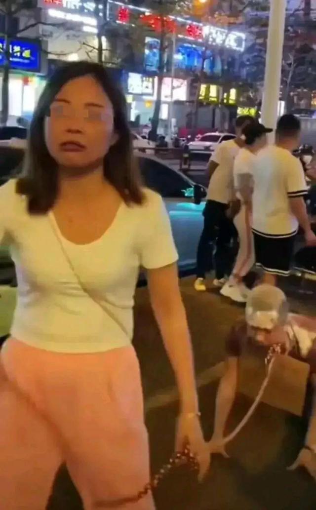 抓人封號！?？谀信疅o底線直播被處理_在擦邊露肉直播女大學(xué)生誰管
