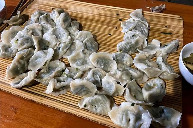 冬至吃餃子發(fā)朋友圈說(shuō)說(shuō)，冬至包餃子發(fā)朋友圈的句子？