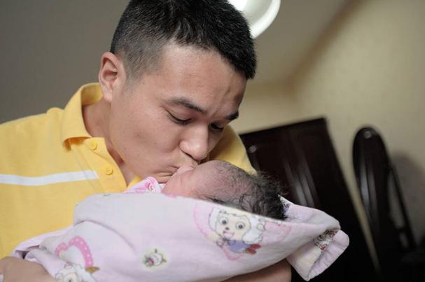 女兒出生了爸爸怎么發(fā)朋友圈有詩意的，女兒出生了爸爸怎么發(fā)朋友圈有詩意的句子？