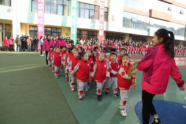 幼兒園簡介廣告宣傳圖片，幼兒園簡介宣傳欄內(nèi)容圖片