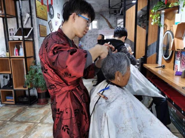 美發(fā)店怎么經(jīng)營（美發(fā)店靠什么賺錢）