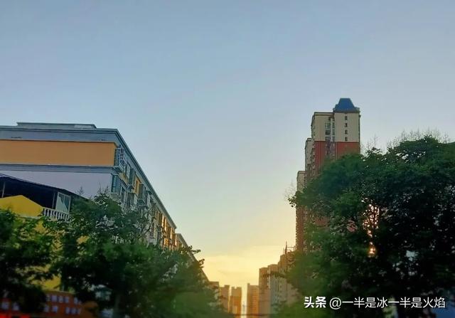 抖音輕飄飄的舊時光就這么溜走是什么歌，時光匆匆的歌詞有哪些歌抖音歌曲？