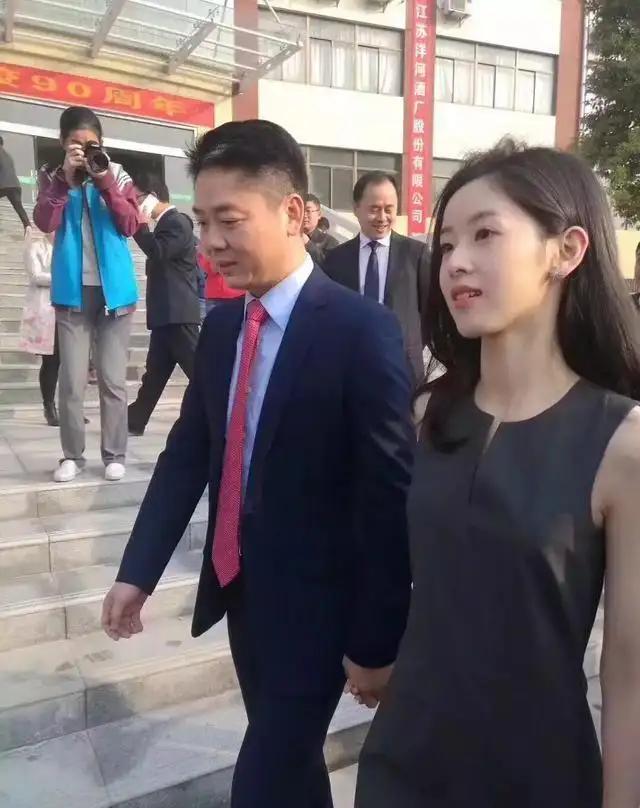 章澤天手拿奶茶，章澤天奶茶照片？