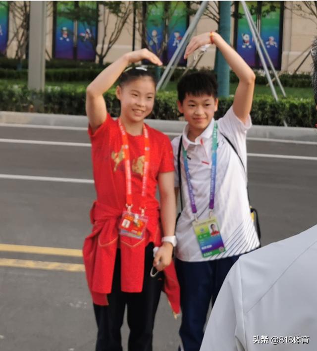 qq名片贊便宜快速秒贊平臺(tái)，免費(fèi)qq一萬名片贊軟件？