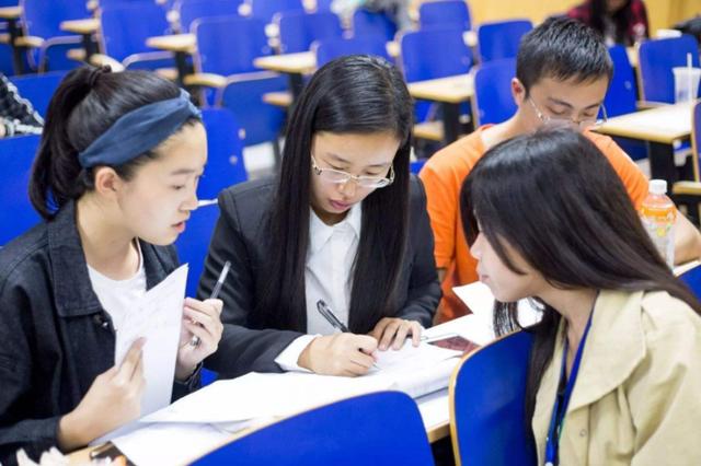 大學(xué)學(xué)校擺攤做什么生意好（在大學(xué)擺攤哪種生意好）