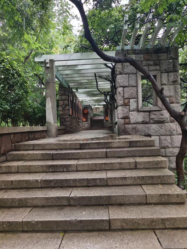 適合下雨天的朋友圈雨天唯美圖片，下雨天的句子適合發(fā)朋友圈詩(shī)句？