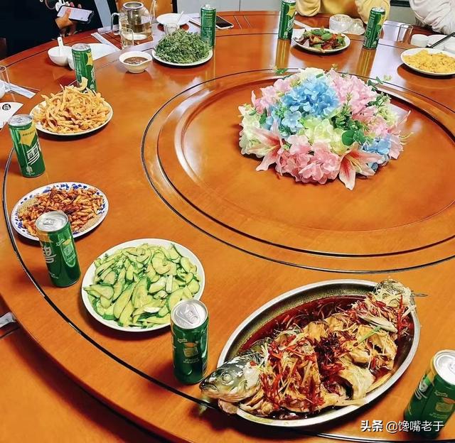 年會聚餐文案發(fā)朋友圈的文案，年會聚餐文案發(fā)朋友圈的文案怎么寫？