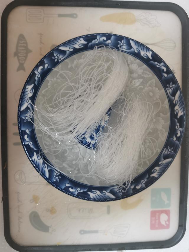 蝦仁粉絲蒜蓉做法大全圖解視頻，蝦仁粉絲蒜蓉做法大全圖解圖片？